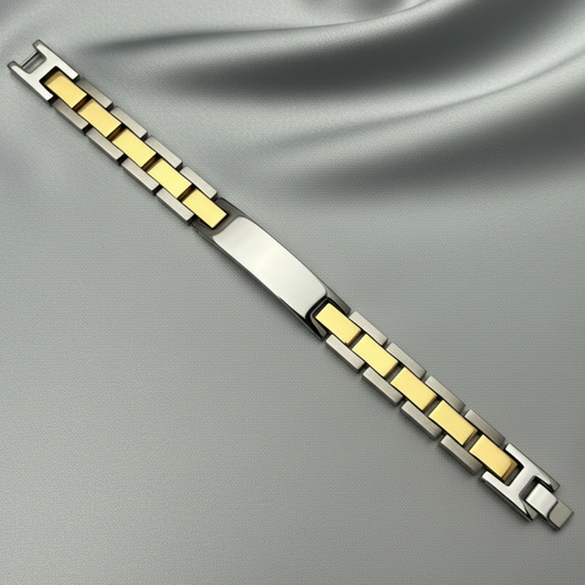 Bracelet diagonal on light grey satin