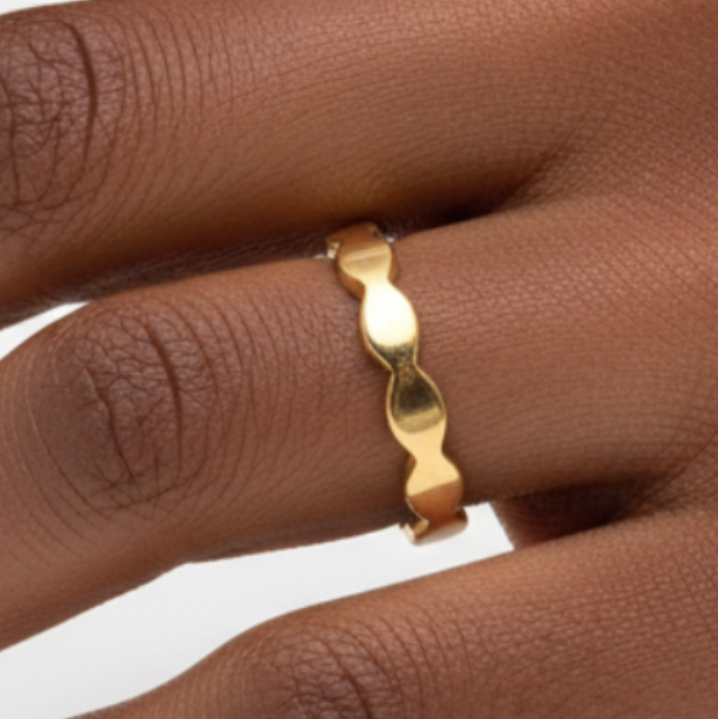 Gold Wavy Ring – Afro Model Hand