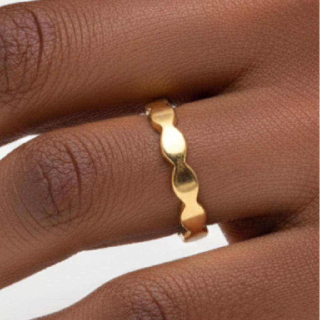 Gold Wavy Ring – Afro Model Hand