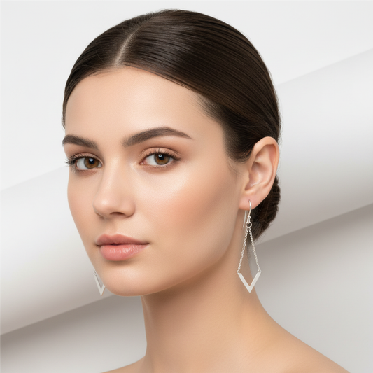 Ambos aretes Chevron puestos