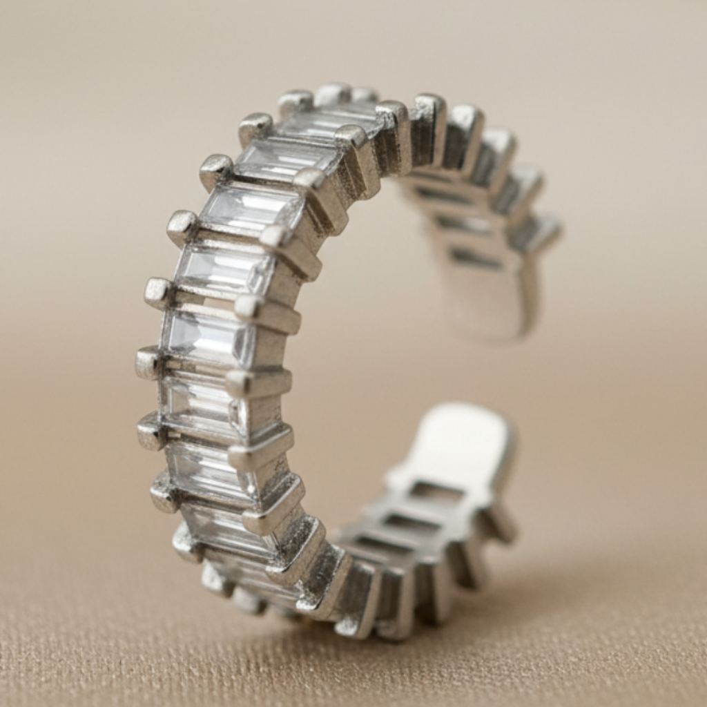 Anillo plateado ajustable parado close-up