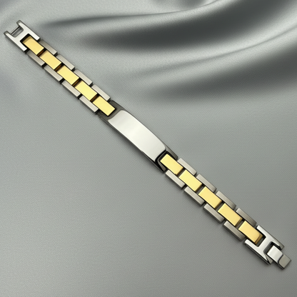 Bracelet diagonal on light grey satin