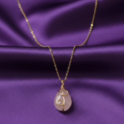 Collar de cuarzo rosado en satín púrpura perfecto