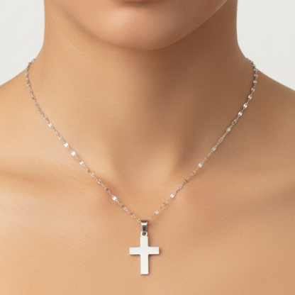 Cross Necklace - Modelo Close-Up