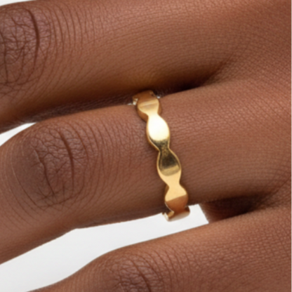 Gold Wavy Ring – Afro Model Hand
