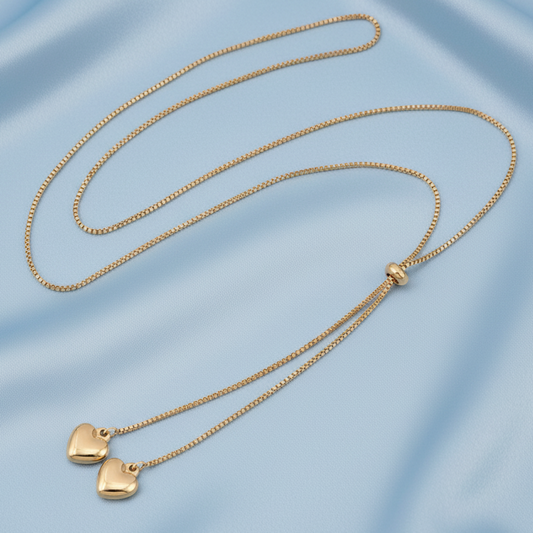 Lariat dorado sobre fondo satinado azul claro