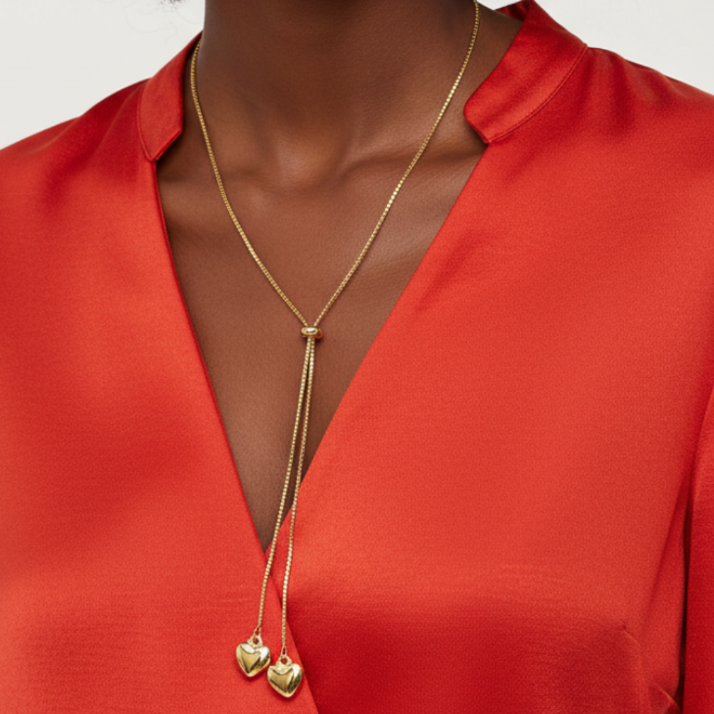 Modelo afro con blusa roja y lariat dorado