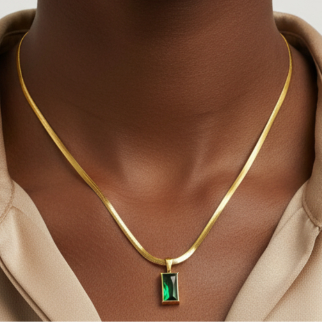 Modelo afro con una sola cadena zirconia verde