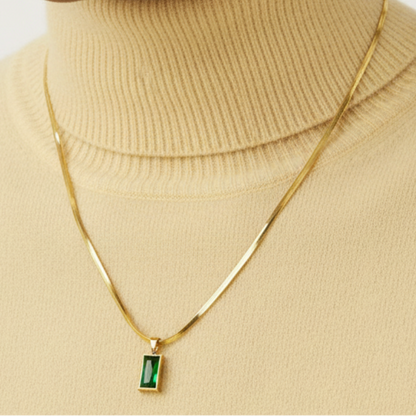 Modelo latina con turtleneck amarillo y collar zirconia verde