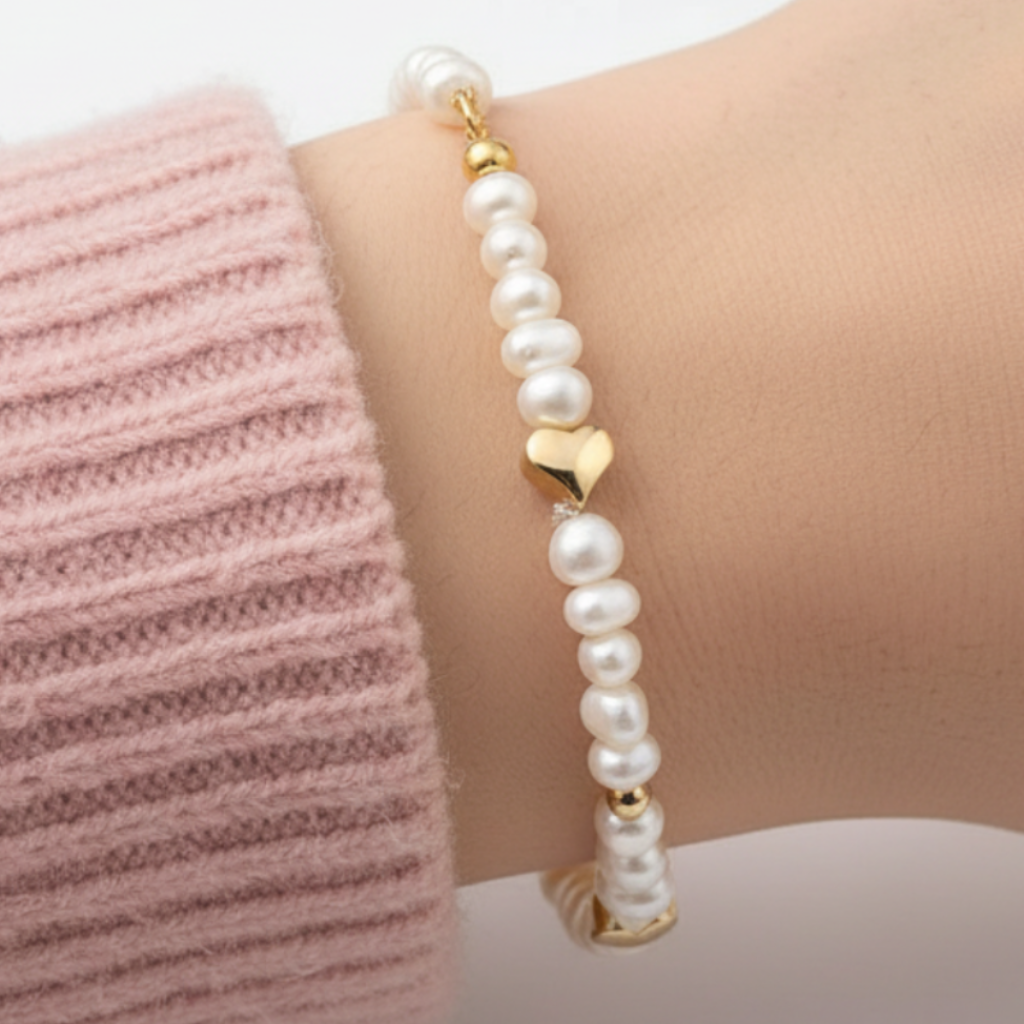 Pulsera con suéter rosa - enfoque en producto