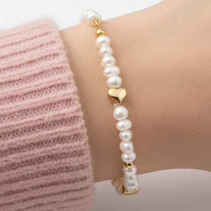 Pulsera con suéter rosa - enfoque en producto