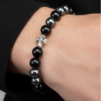 Pulsera de ágata negra con cruz - outfit negro